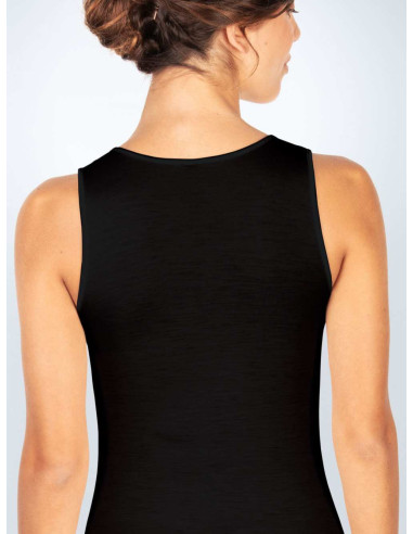 Wool and silk camisole with elastic satin profiles and thin straps.